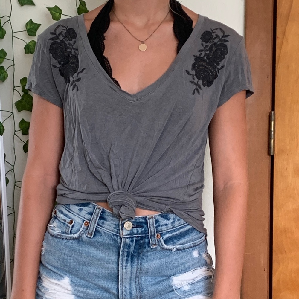 American Eagle gray flower top